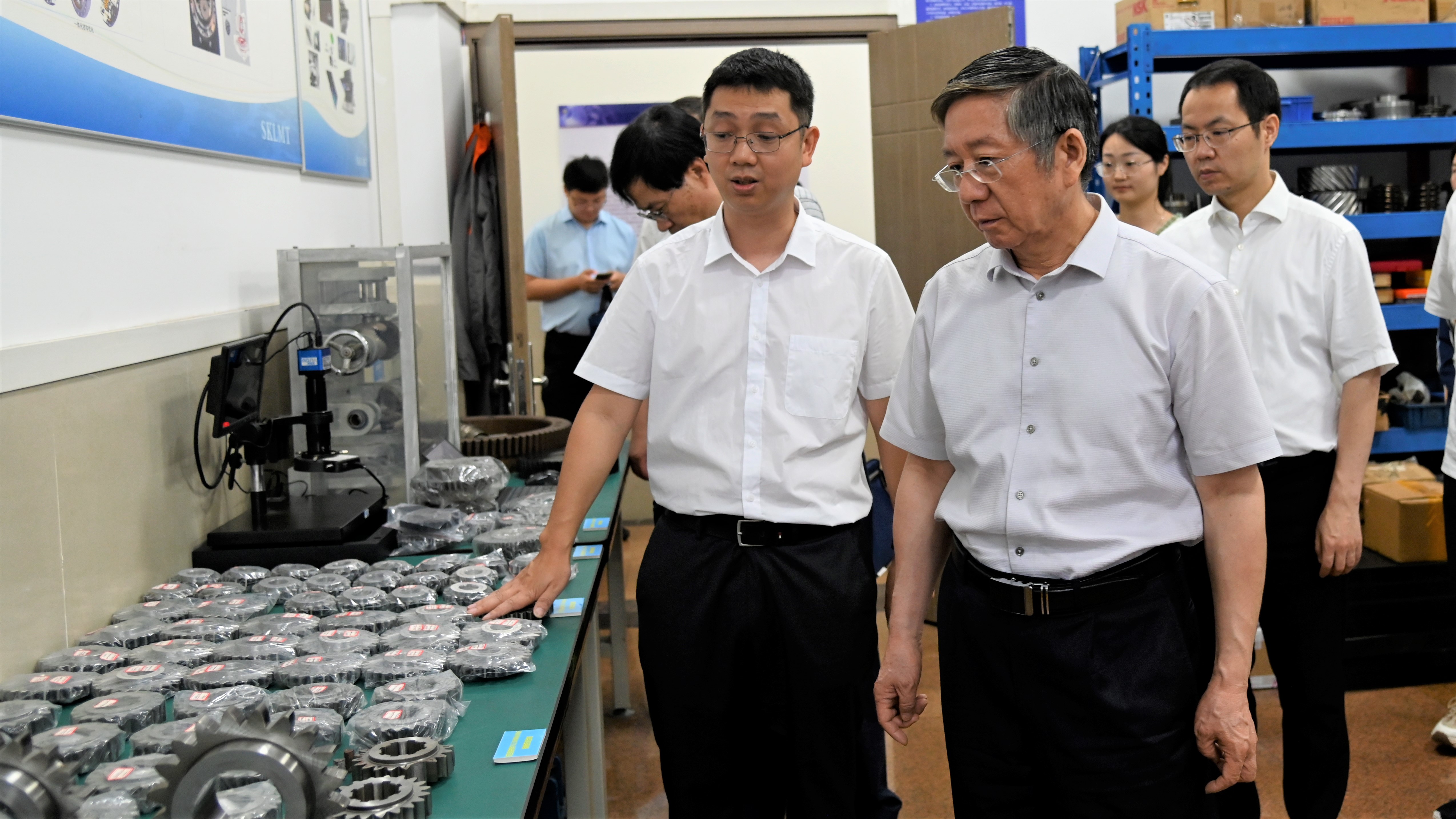 中国航空发动机集团曹建国一行到机械传动国家重点实验室调研参观高端装备机械传动全国重点实验室(测试版)